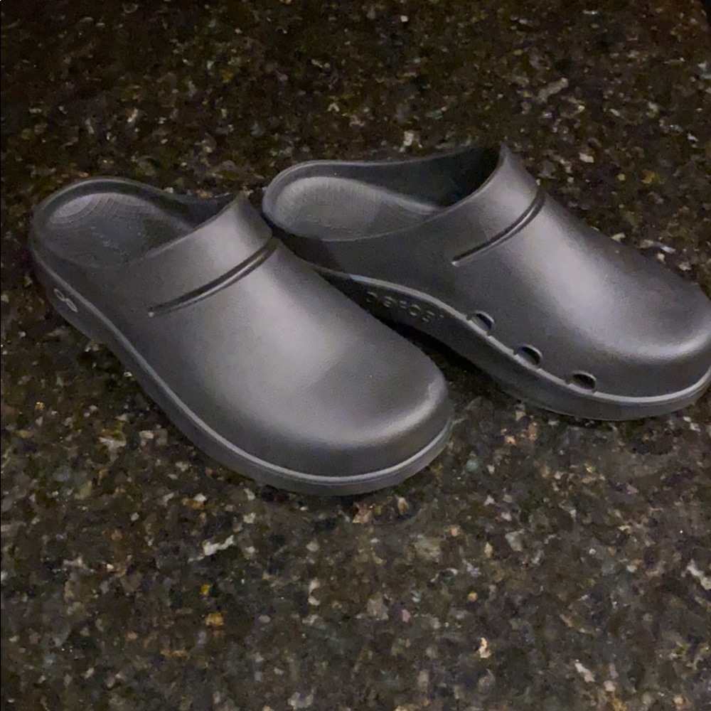 OOFOS WOMEN'S OOCLOOG CLOG - BLACK
